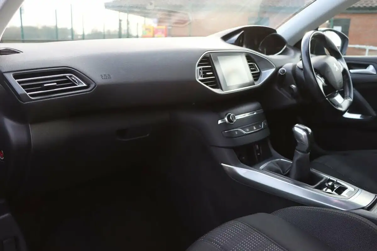 2017-peugeot-308-12-puretech-allure-110bhp-big-17