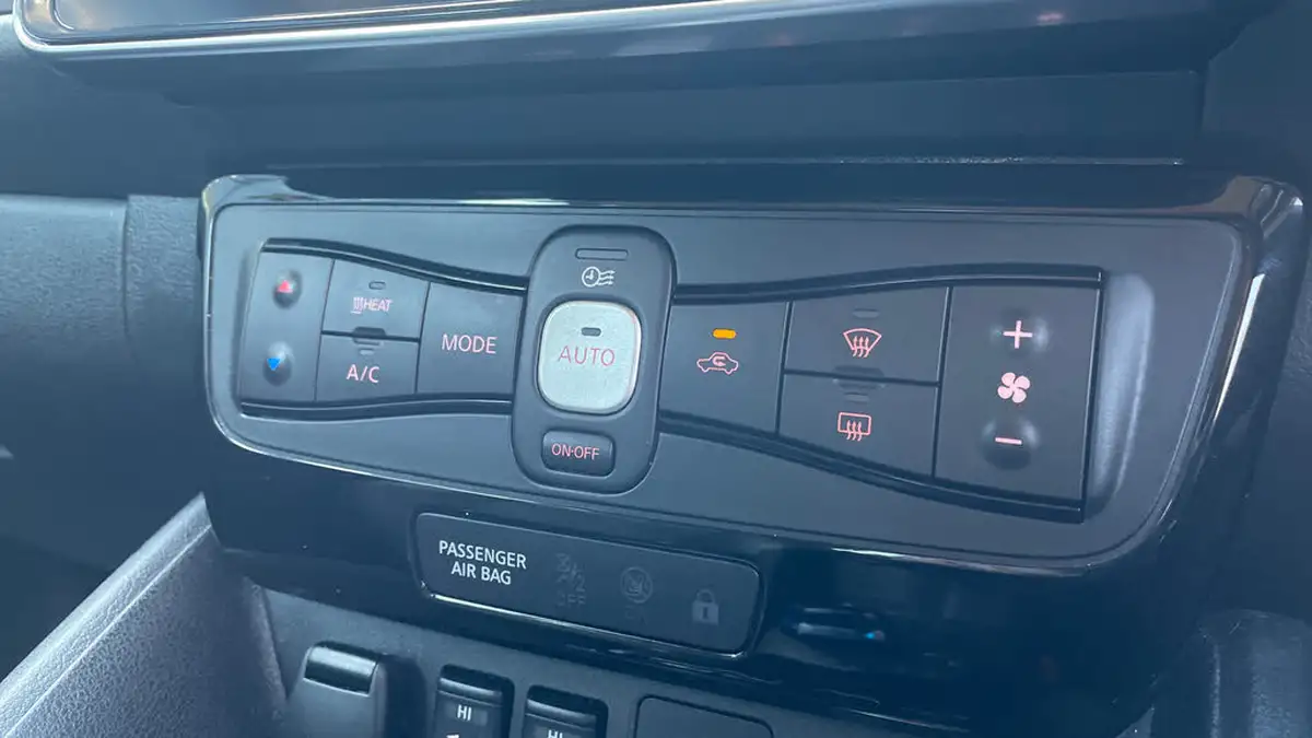 2018-nissan-leaf-e-n-connecta-big-26