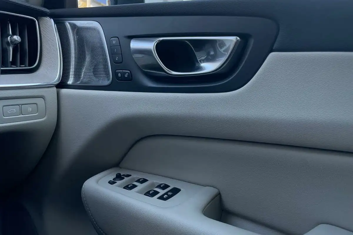 2023-volvo-xc60-20-t8-ultimate-dark-big-42