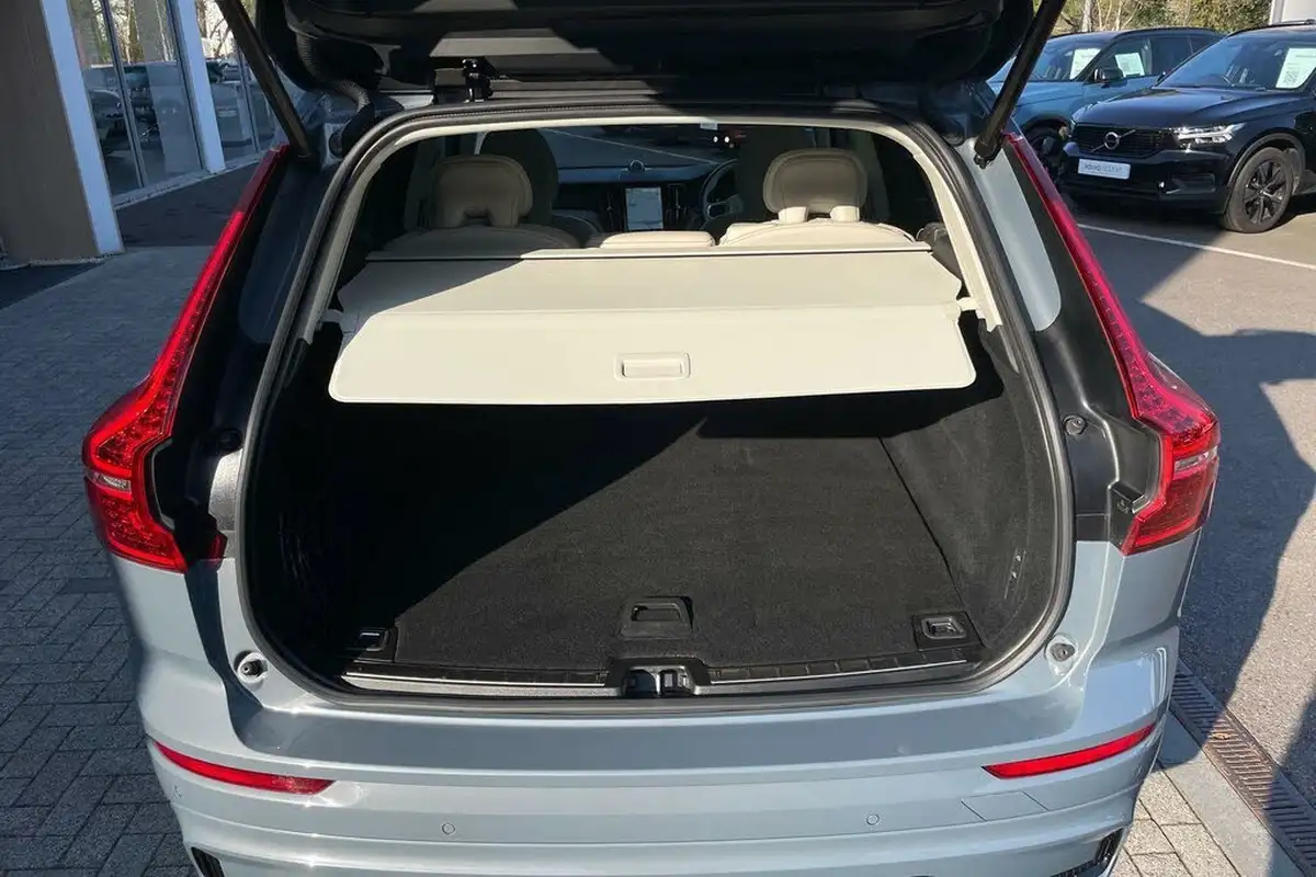 2023-volvo-xc60-20-t8-ultimate-dark-big-18