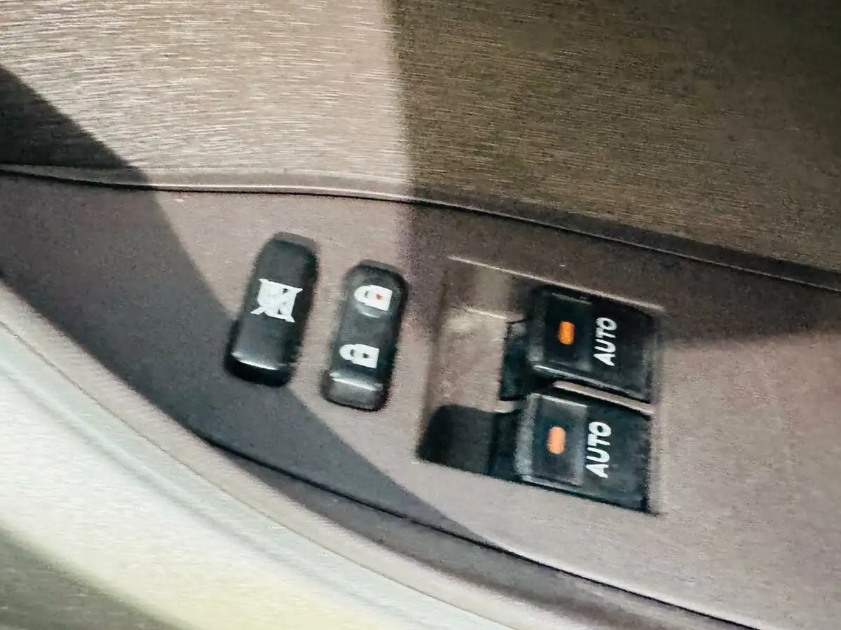 2009-toyota-iq-10-2-multidrive-big-15