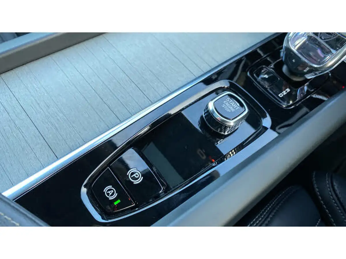 2024-volvo-xc60-20-t8-ultra-dark-big-21