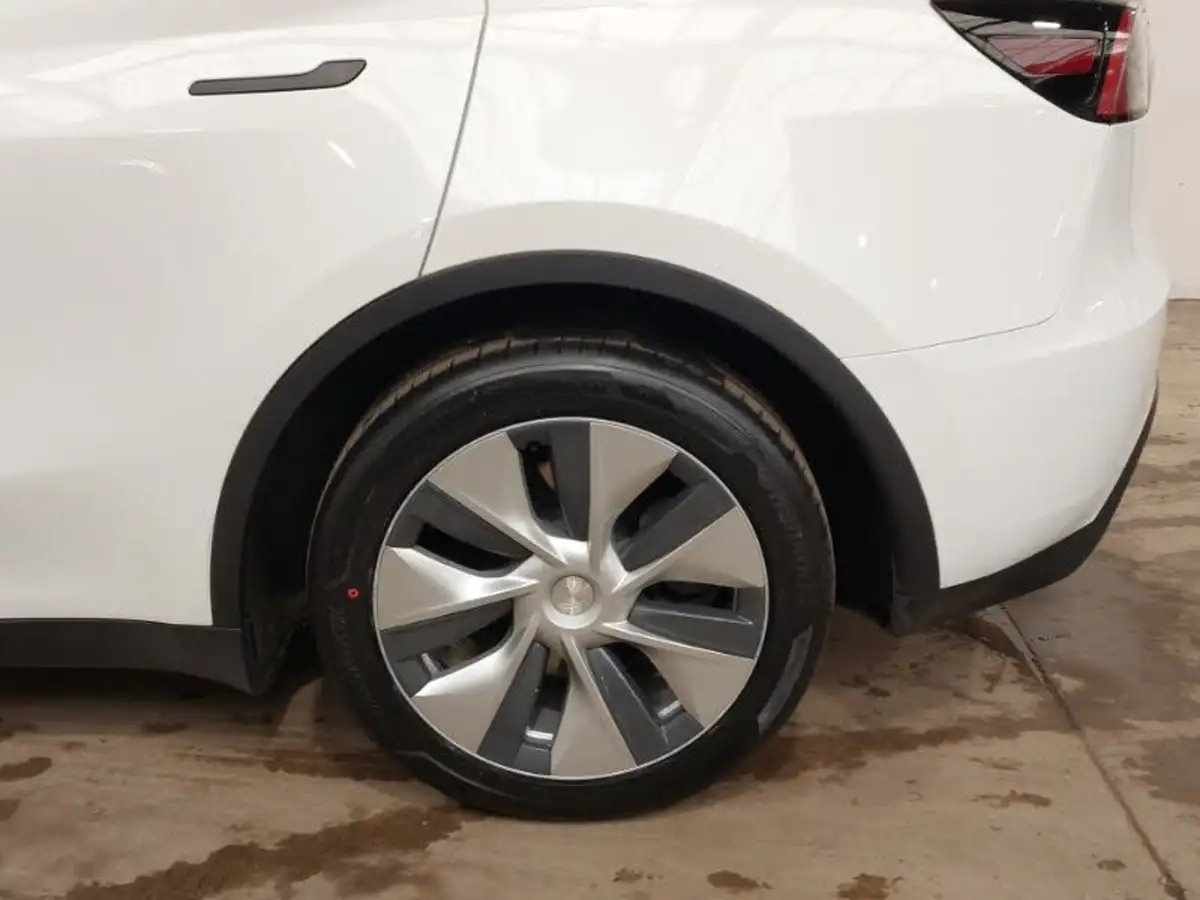 2023-tesla-model-y-e-rwd-big-13