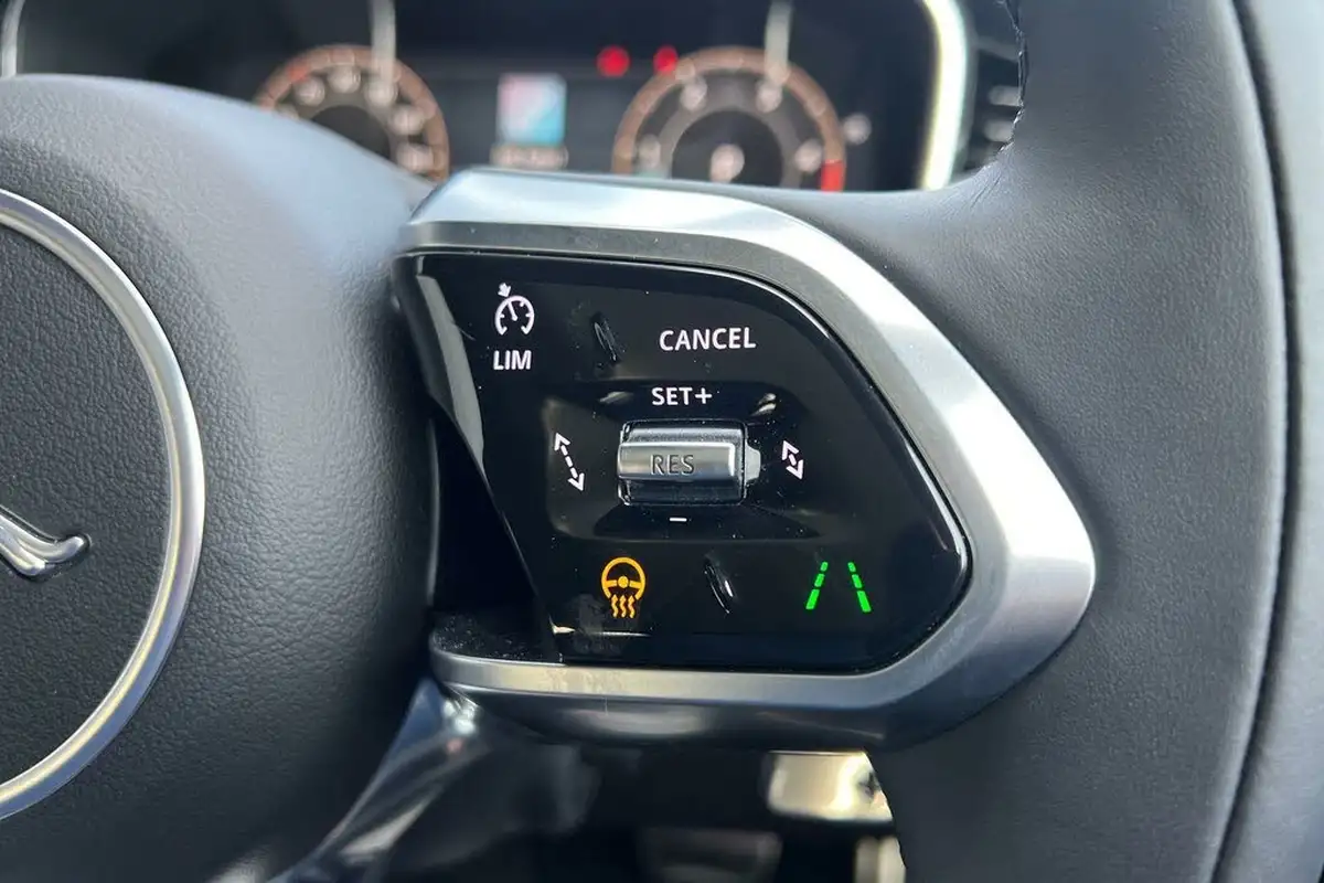 2024-jaguar-f-pace-20-d200-r-dynamic-hse-black-90th-anniversary-edition-big-42