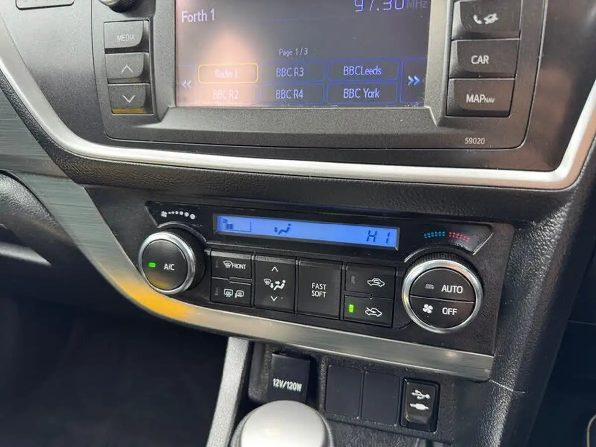 2014-toyota-auris-16-icon-hatchback-multidrive-s-big-22