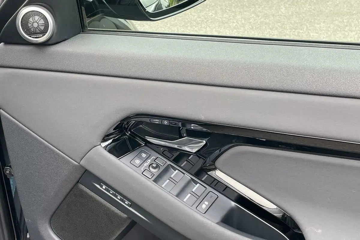 2024-land-rover-range-rover-evoque-15-p300e-dynamic-se-big-42