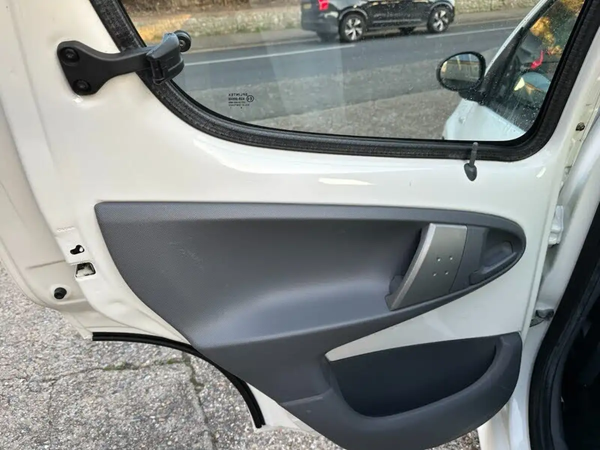 2011-citroen-c1-10-vtr-68-5d-big-16