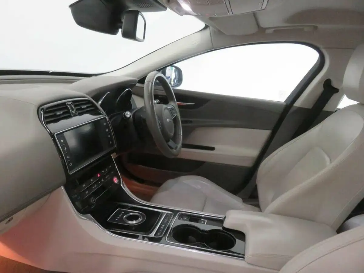 2015-jaguar-xe-20td-portfolio-163ps-auto-big-44