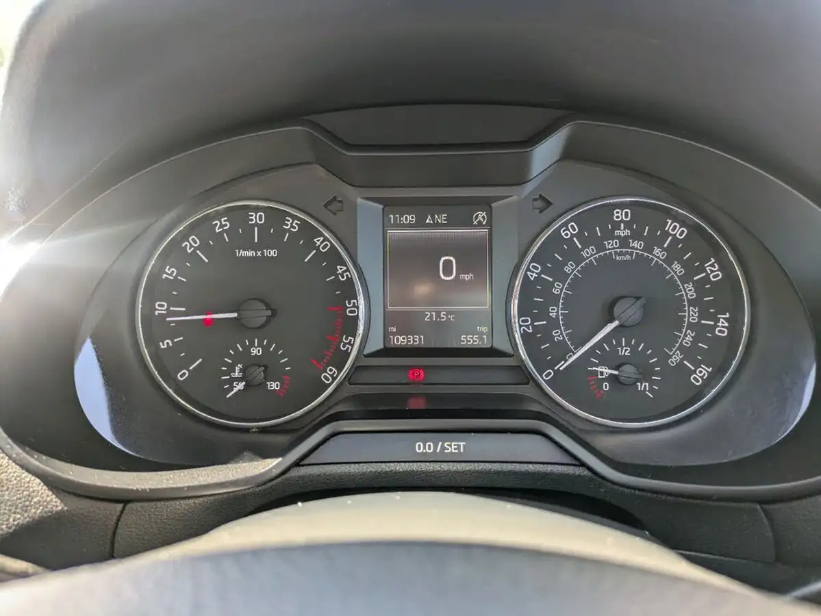 2015-skoda-octavia-20tdi-elegance-hatchback-big-10