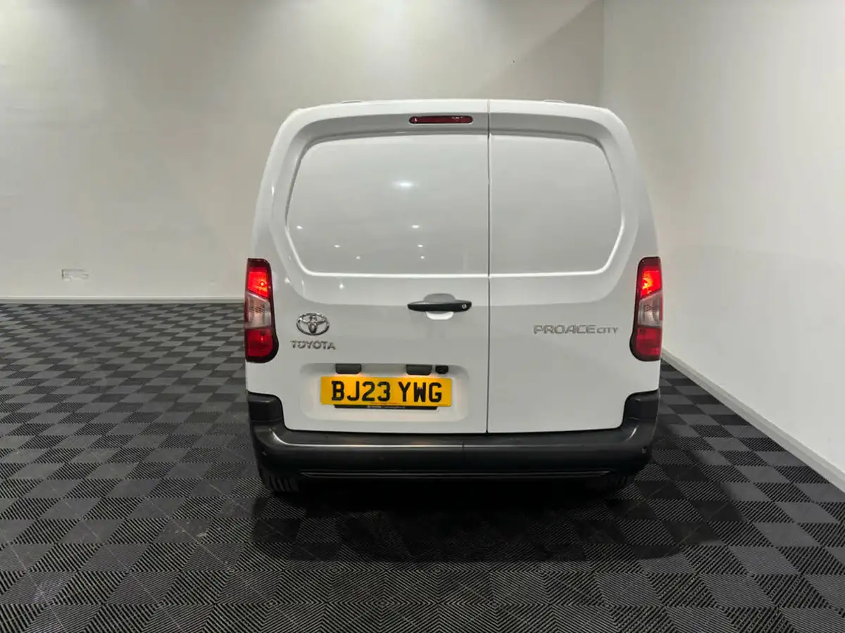 2023-toyota-proace-city-15d-icon-l1-big-30