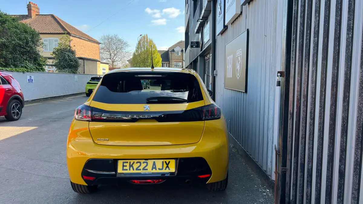 2022-peugeot-208-12-puretech-allure-premium-100bhp-eat8-big-8