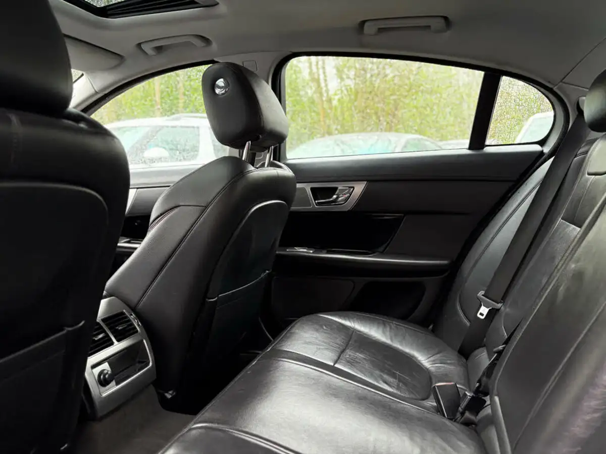 2015-jaguar-xf-22td-r-sport-black-saloon-4d-big-41