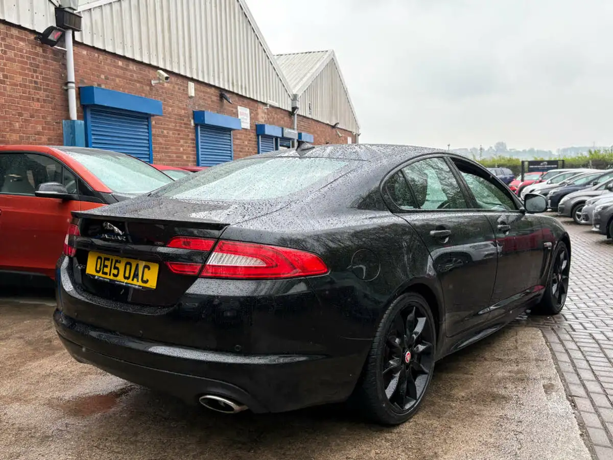 2015-jaguar-xf-22td-r-sport-black-saloon-4d-big-17