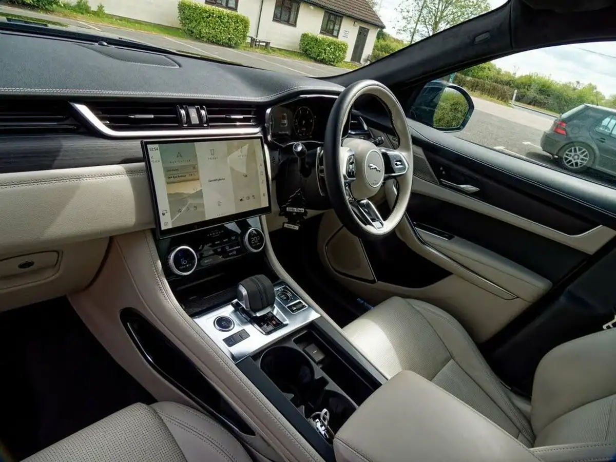 2024-jaguar-f-pace-20-d200-r-dynamic-hse-black-big-29