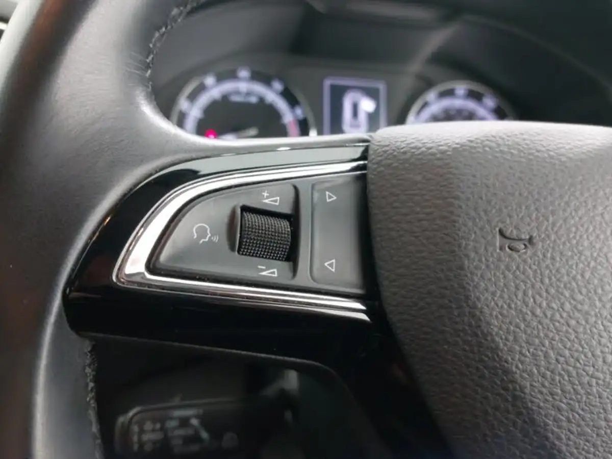 2018-skoda-karoq-15-tsi-se-technology-act-dsg-big-12