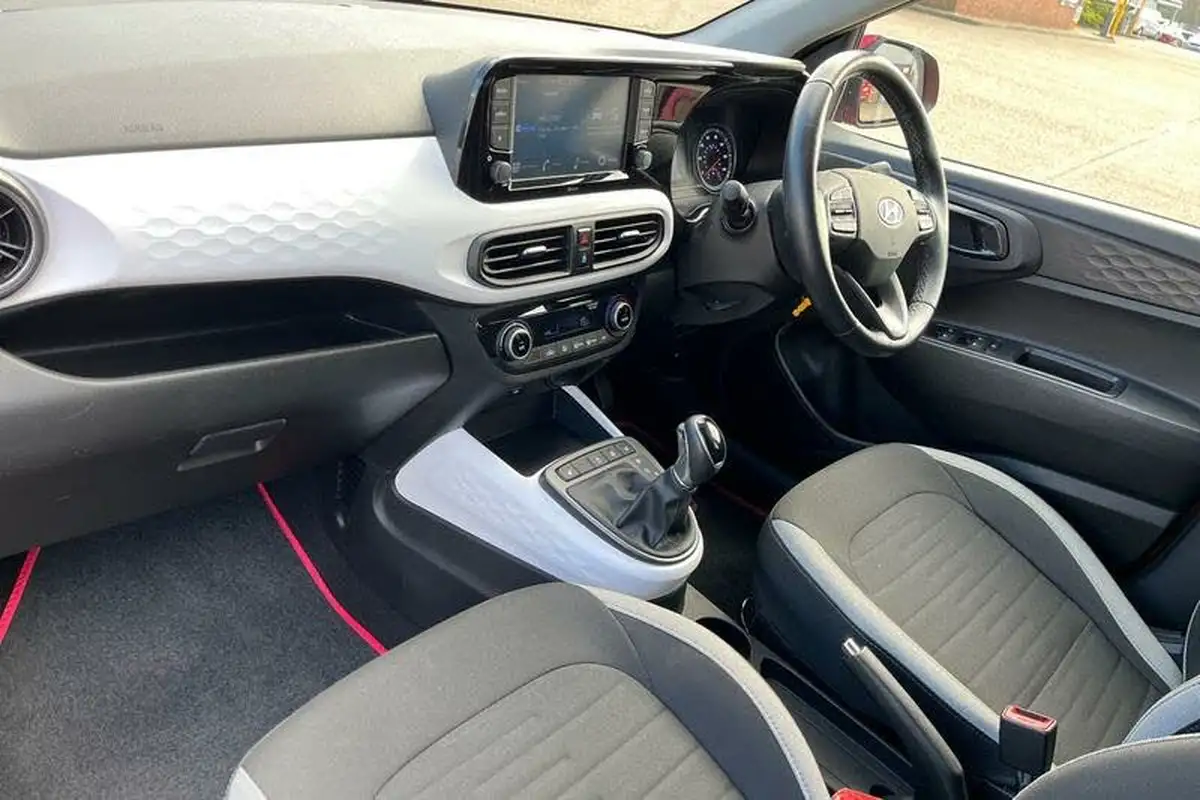 2022-hyundai-i10-12-premium-auto-big-17
