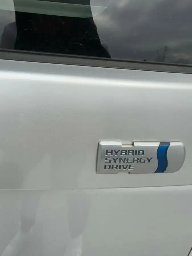 2011-toyota-prius-big-12