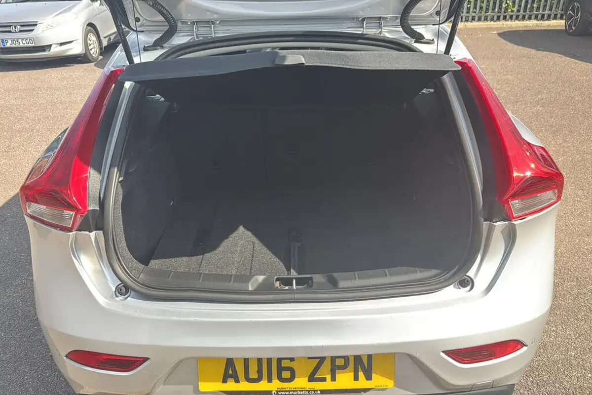 2016-volvo-v40-15-se-t3-152bhp-big-17