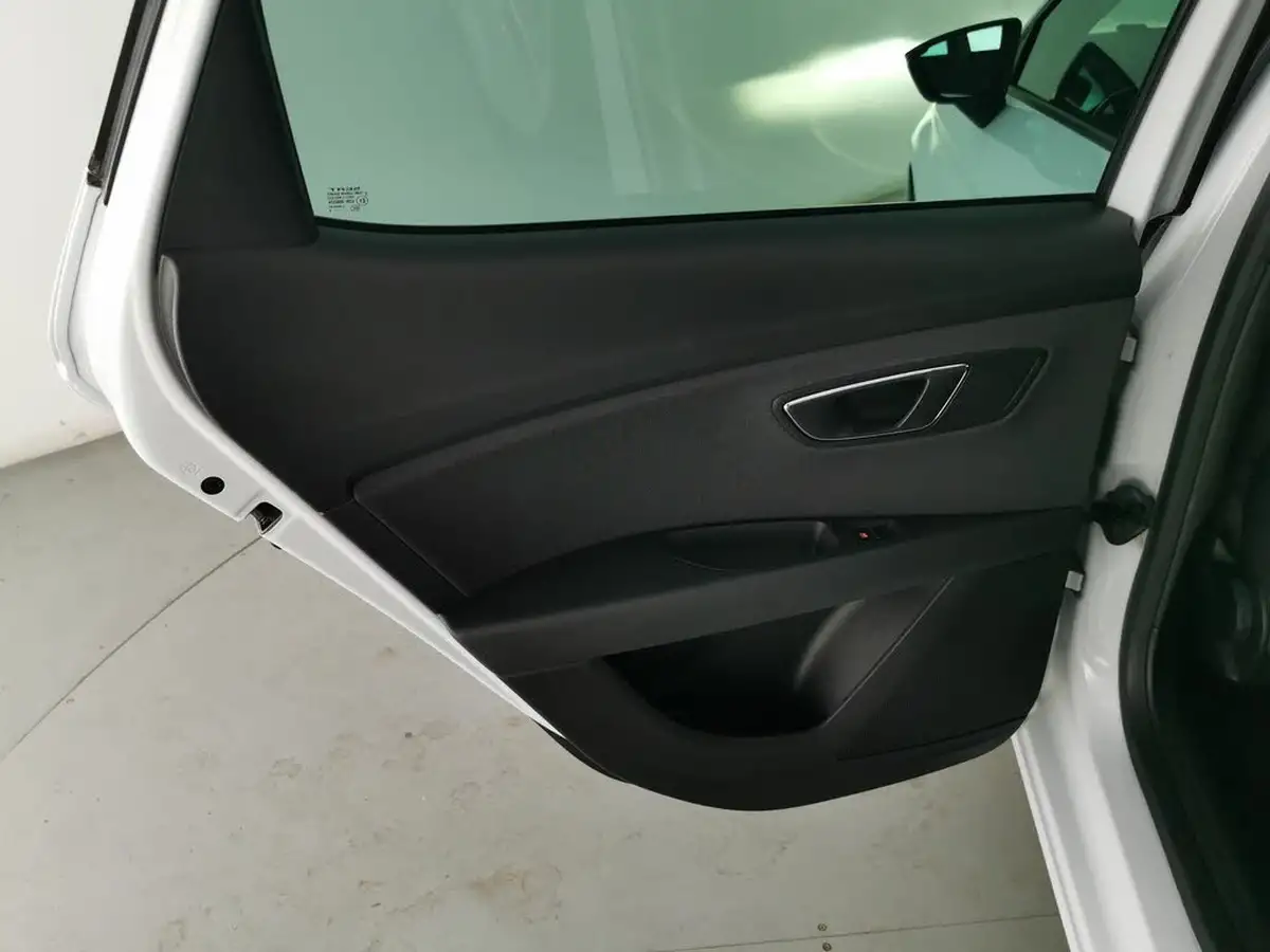 2017-seat-leon-14-ecotsi-fr-technology-hatchback-5d-big-26