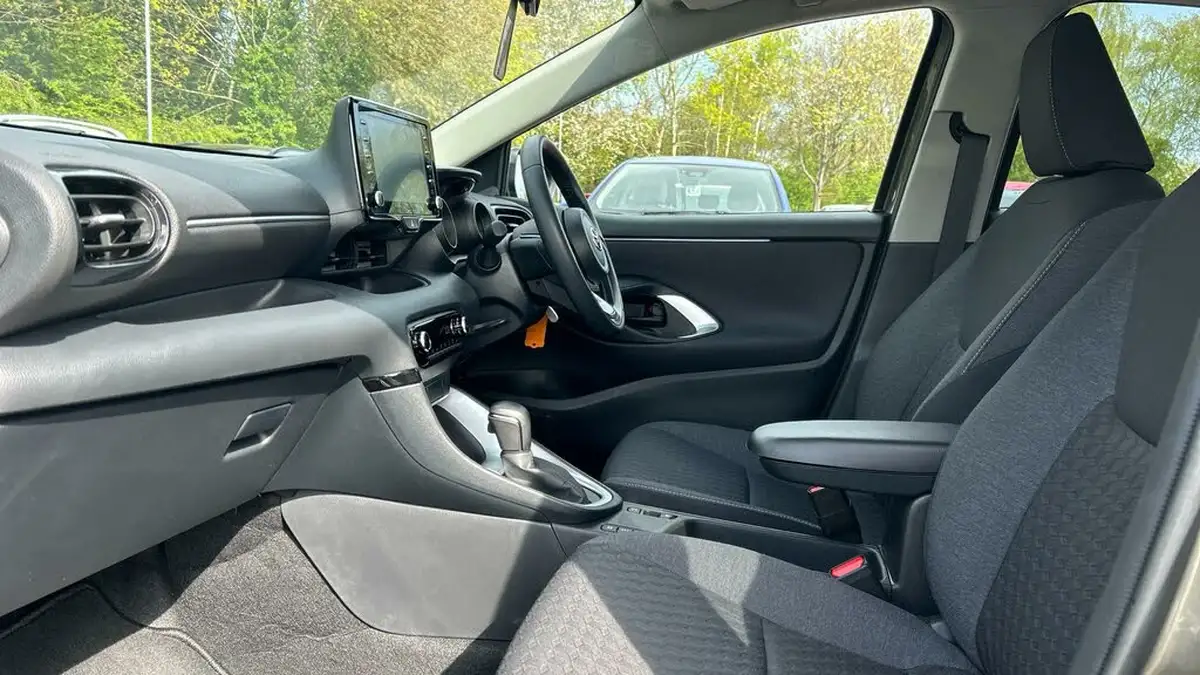 2023-toyota-yaris-15-vvt-i-design-big-9