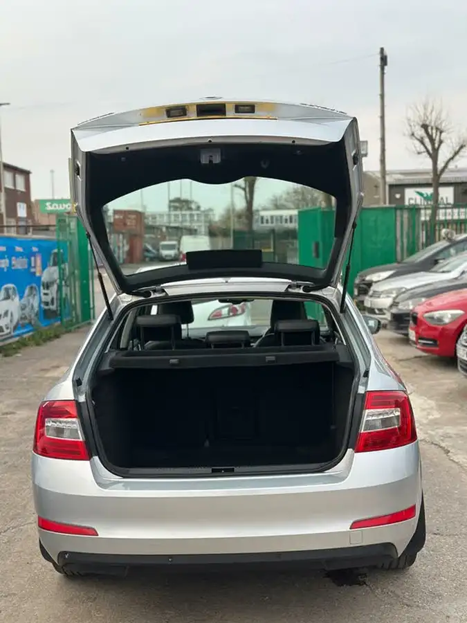 2015-skoda-octavia-16tdi-elegance-hatchback-dsg-big-14