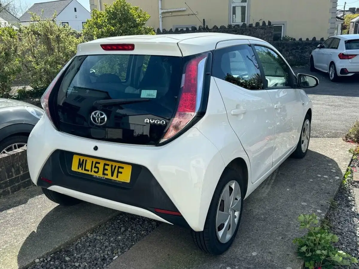 2015-toyota-aygo-10-vvt-i-x-play-5d-x-shift-big-1