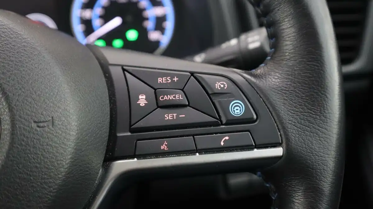 2022-nissan-leaf-e-e-tekna-59kwh-big-23