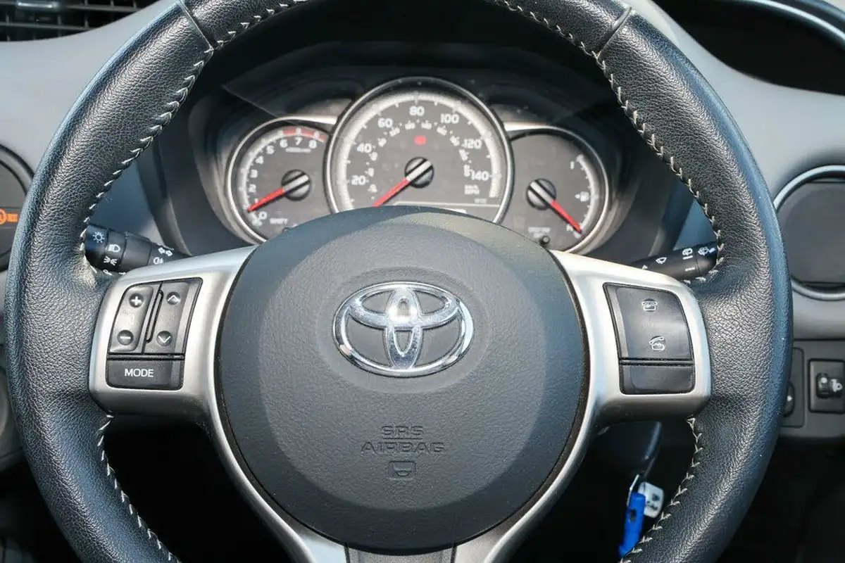 2015-toyota-yaris-133-icon-vvt-i-3d-big-7