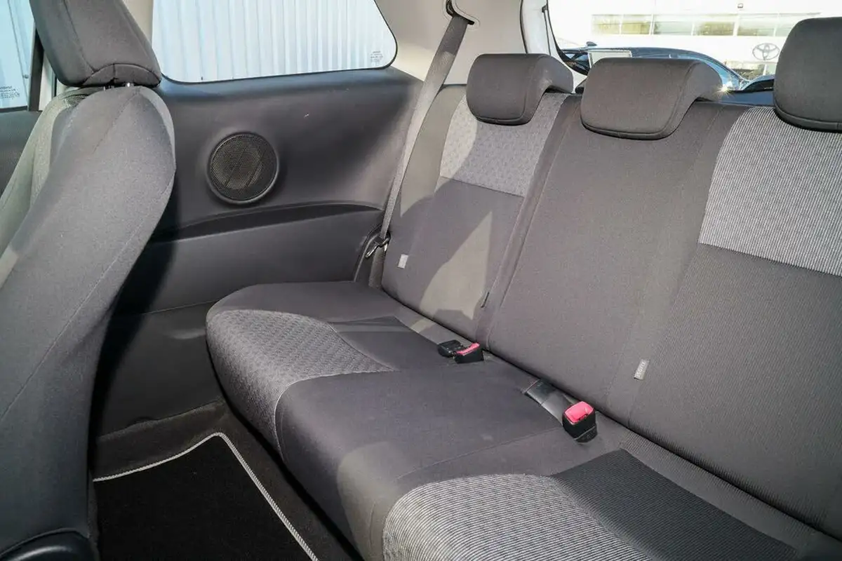 2015-toyota-yaris-133-icon-vvt-i-3d-big-11