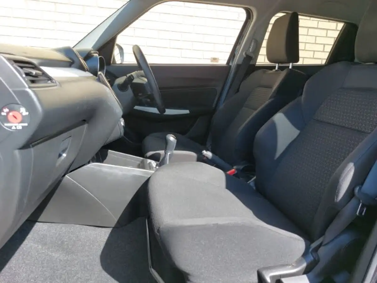 2020-suzuki-swift-12-dualjet-attitude-big-4