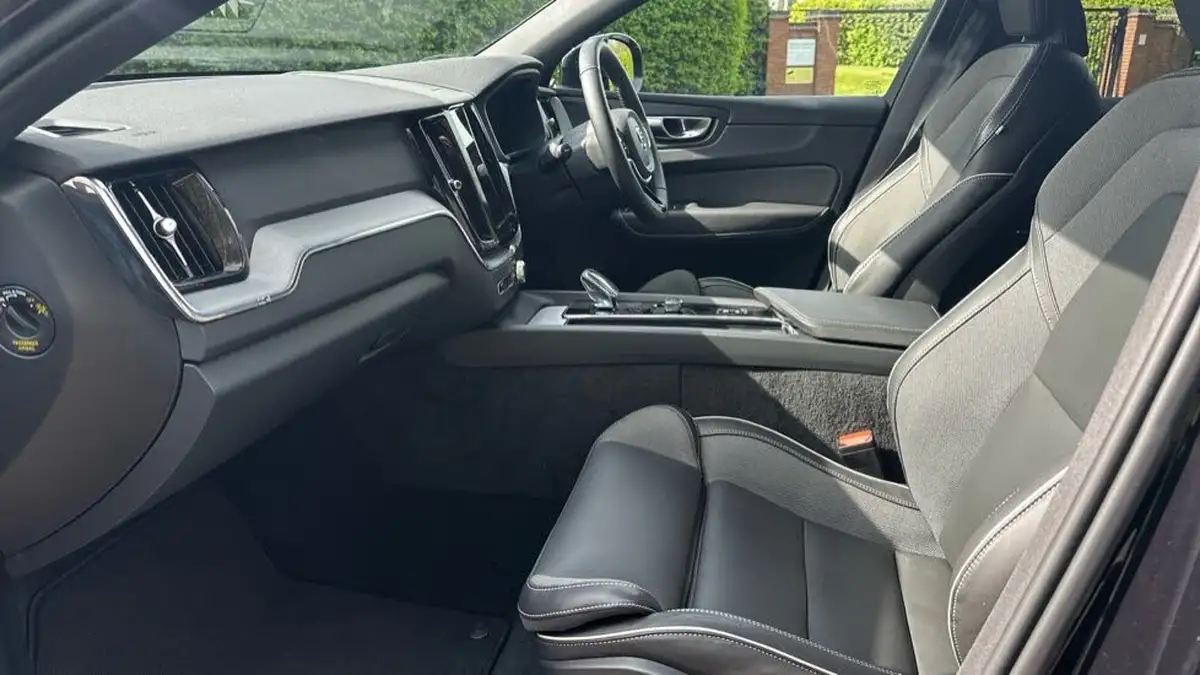 2025-volvo-xc60-20-b5-plus-black-edition-big-28