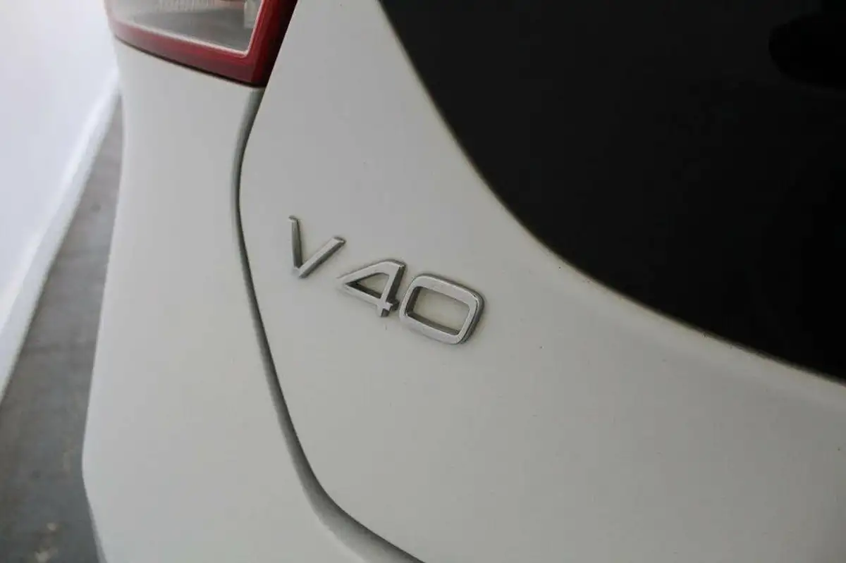 2017-volvo-v40-20-t2-r-design-big-11