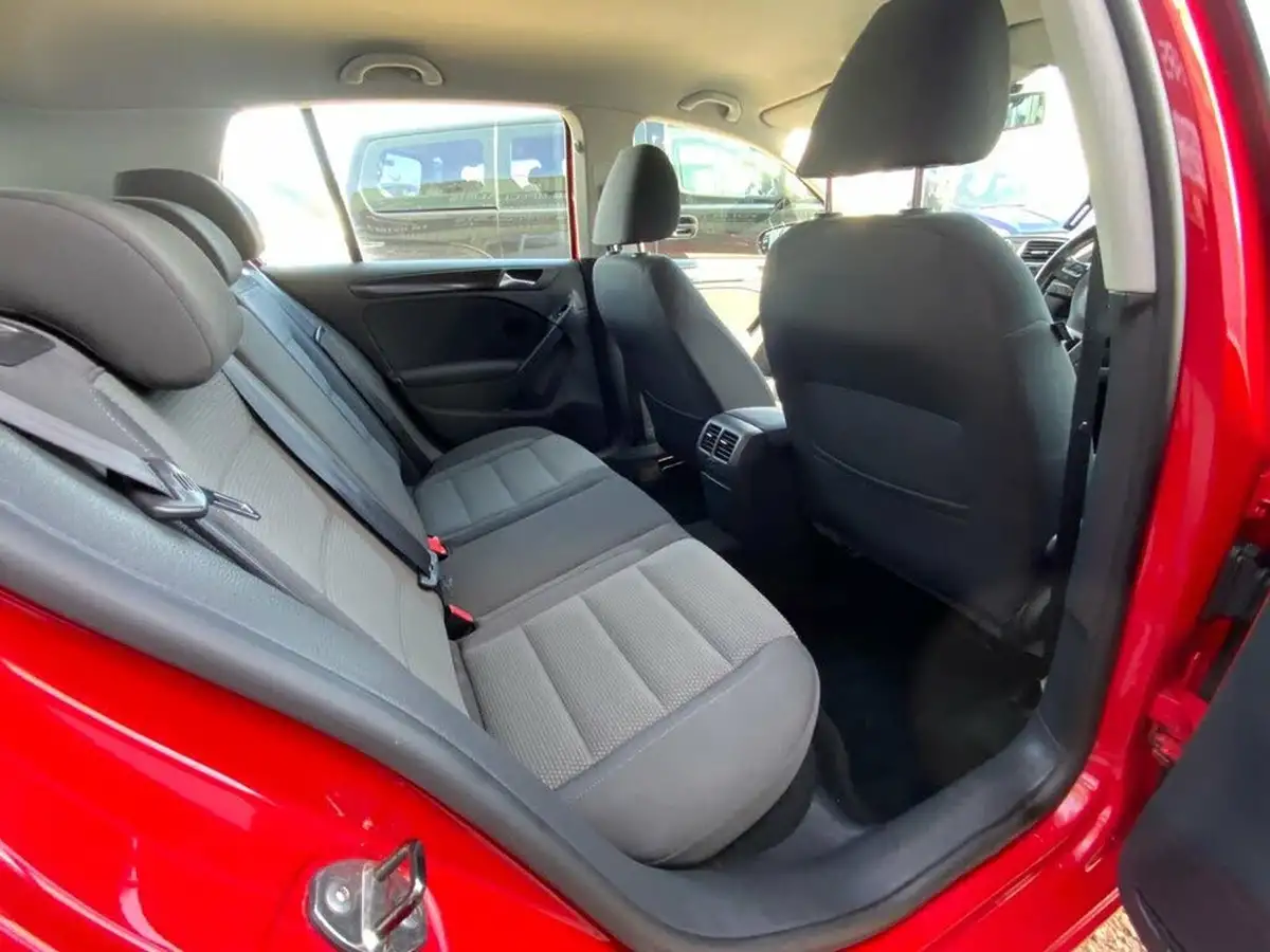 2011-volkswagen-golf-16td-match-5d-big-28