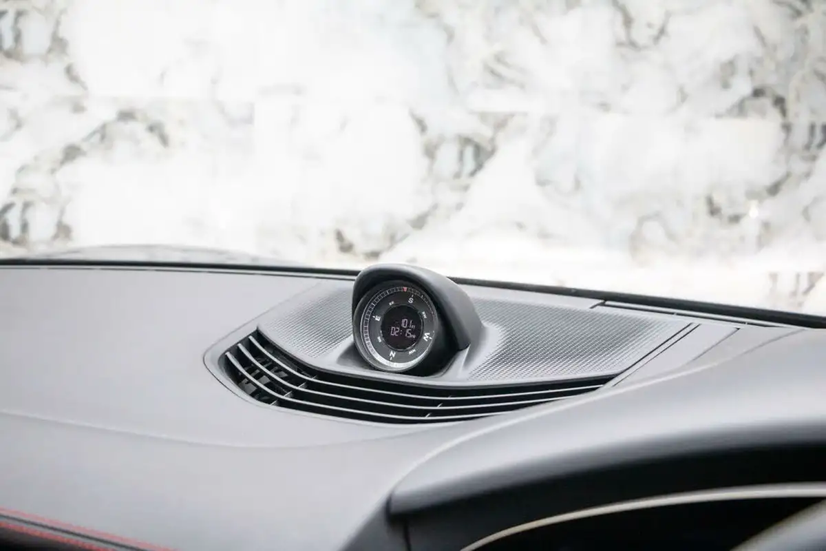 2022-porsche-taycan-e-4s-cross-turismo-big-34