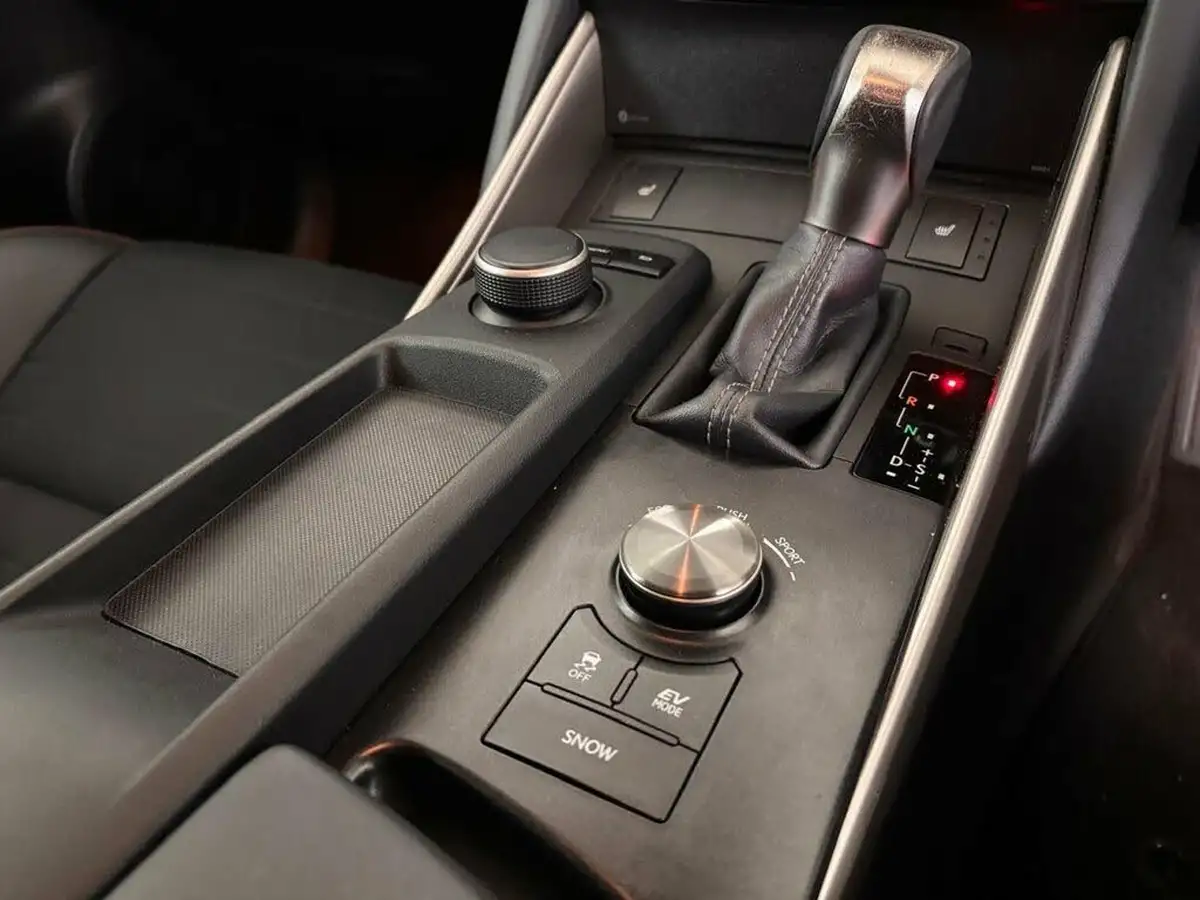 2017-lexus-is-300h-25-sport-big-35