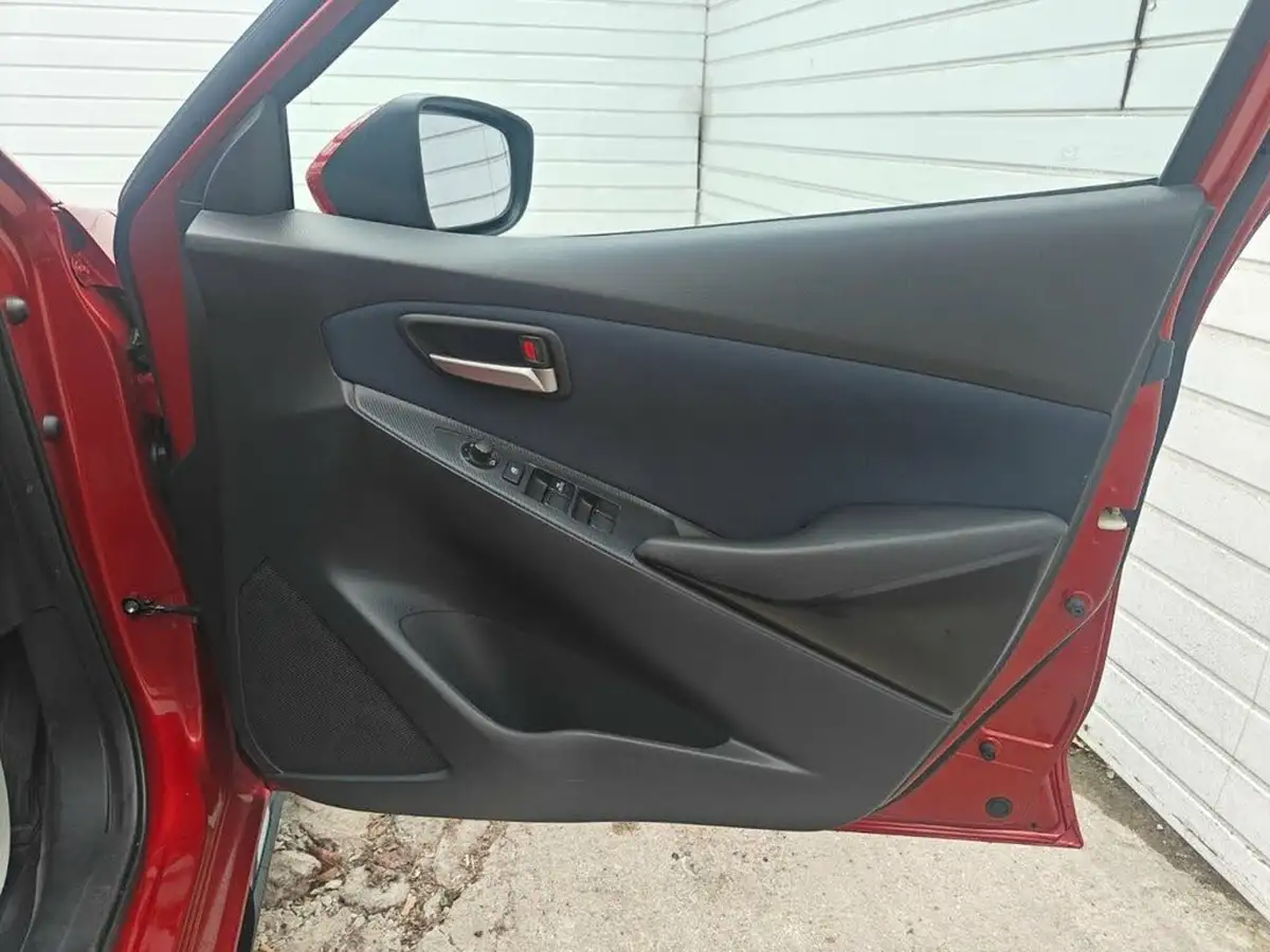 2015-mazda-mazda2-15-sport-black-big-31