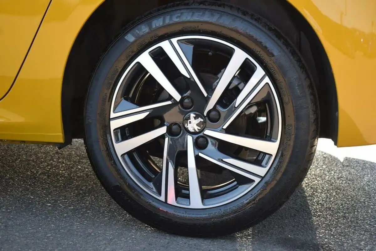 2023-peugeot-208-12-puretech-allure-premium-100ps-big-13