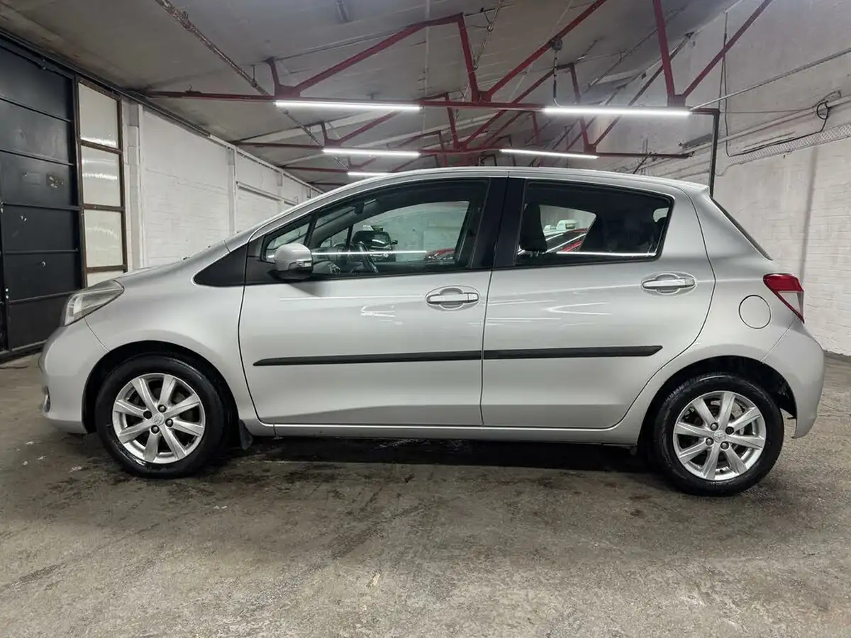 2012-toyota-yaris-133-tr-vvt-i-5d-big-38
