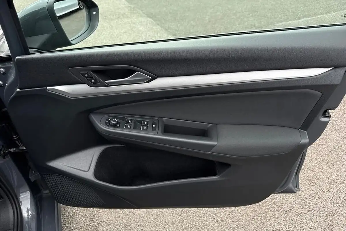 2021-volkswagen-golf-10-tsi-life-hatchback-big-19
