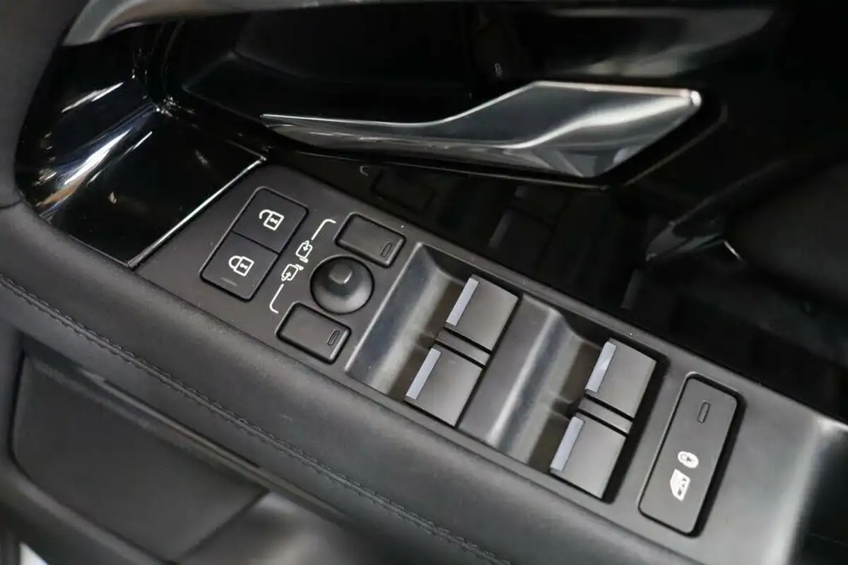 2023-land-rover-range-rover-evoque-15-p300e-r-dynamic-se-big-18