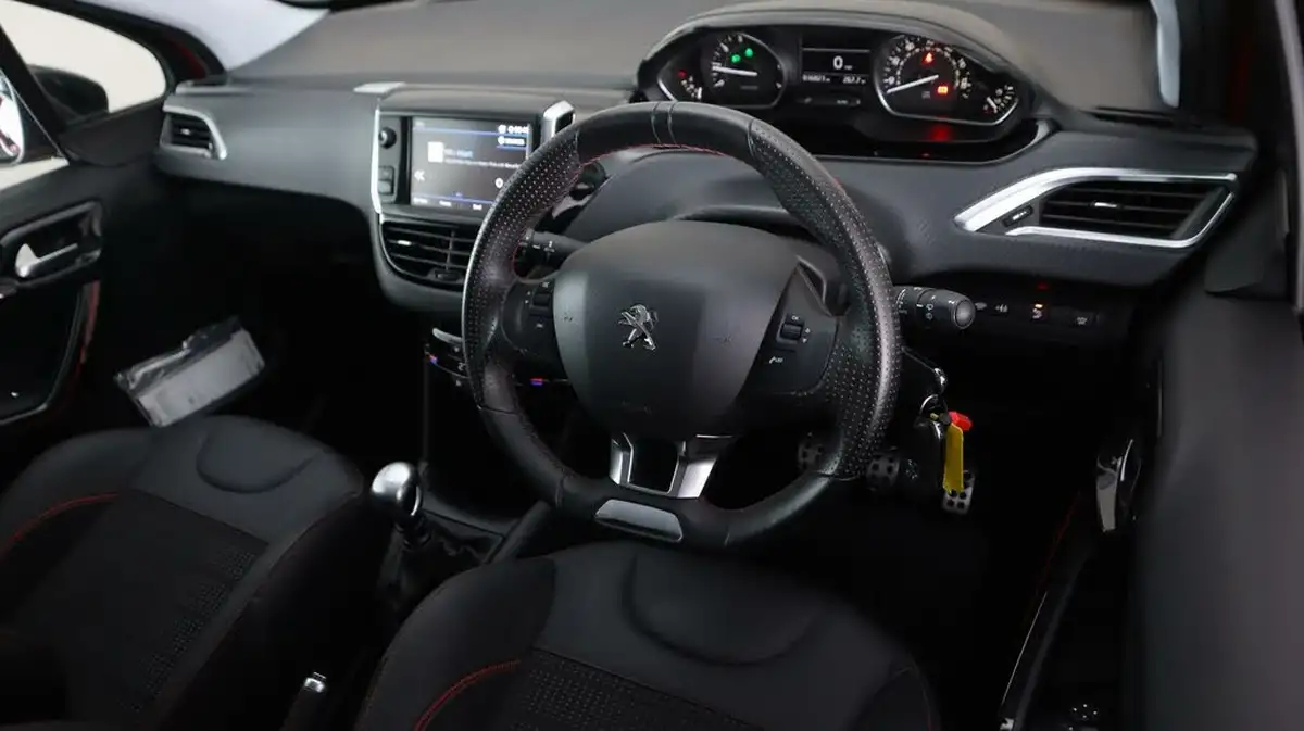 2019-peugeot-208-12-puretech-gt-line-110bhp-big-9