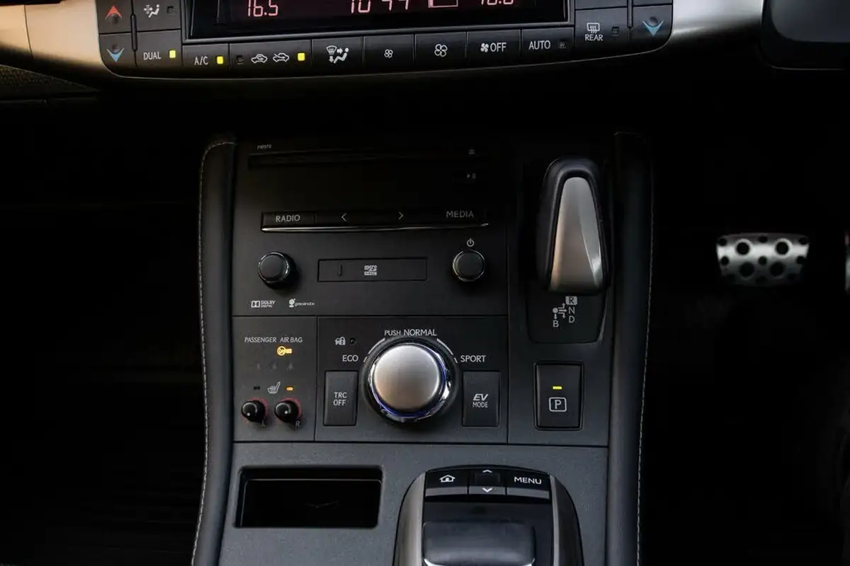 2014-lexus-ct-200h-18-f-sport-big-34