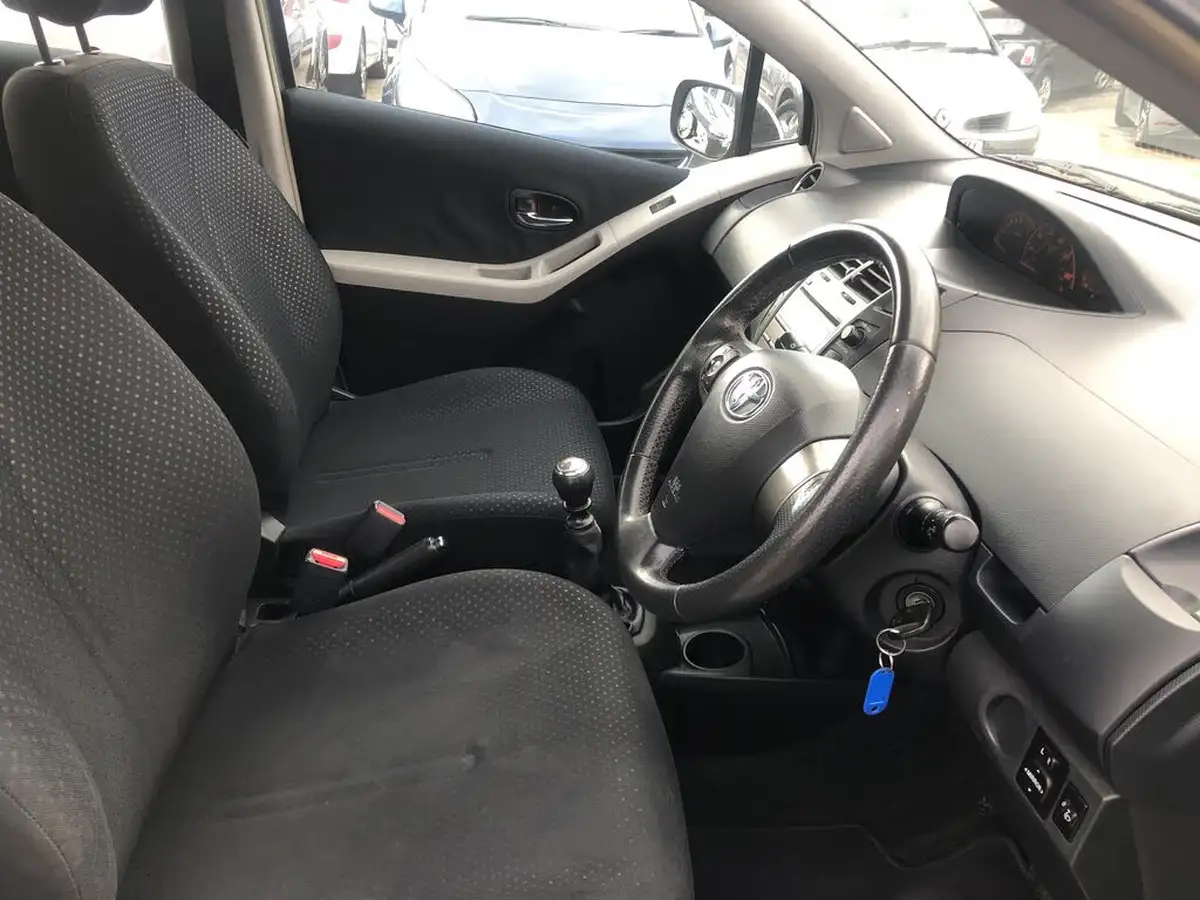 2010-toyota-yaris-133-tr-5d-big-17
