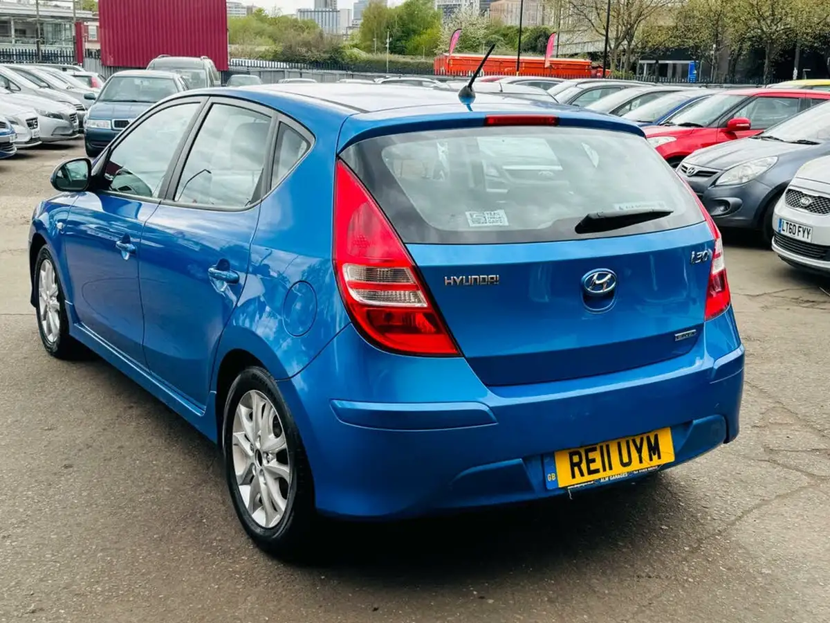 2011-hyundai-i30-16td-comfort-115ps-hatchback-auto-big-5