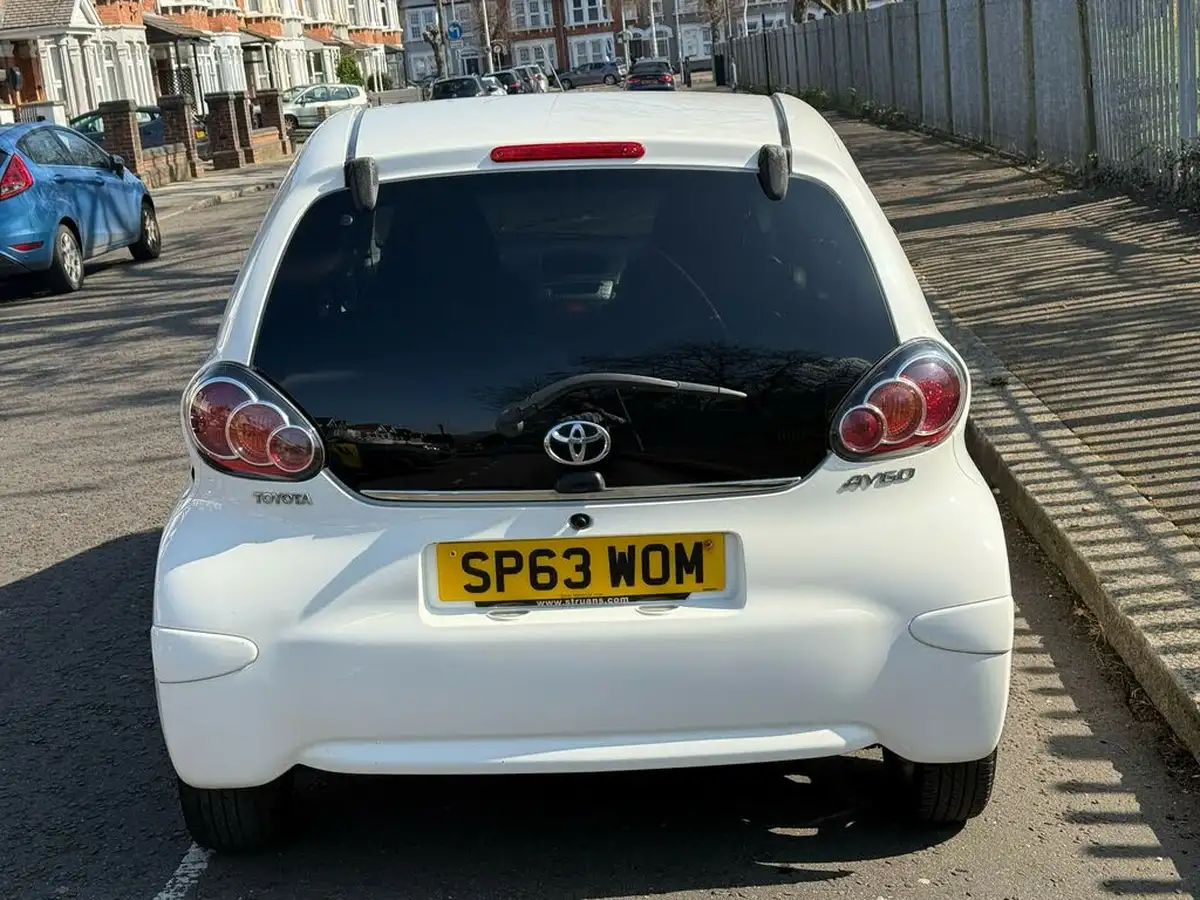 2013-toyota-aygo-10-mode-5d-big-9