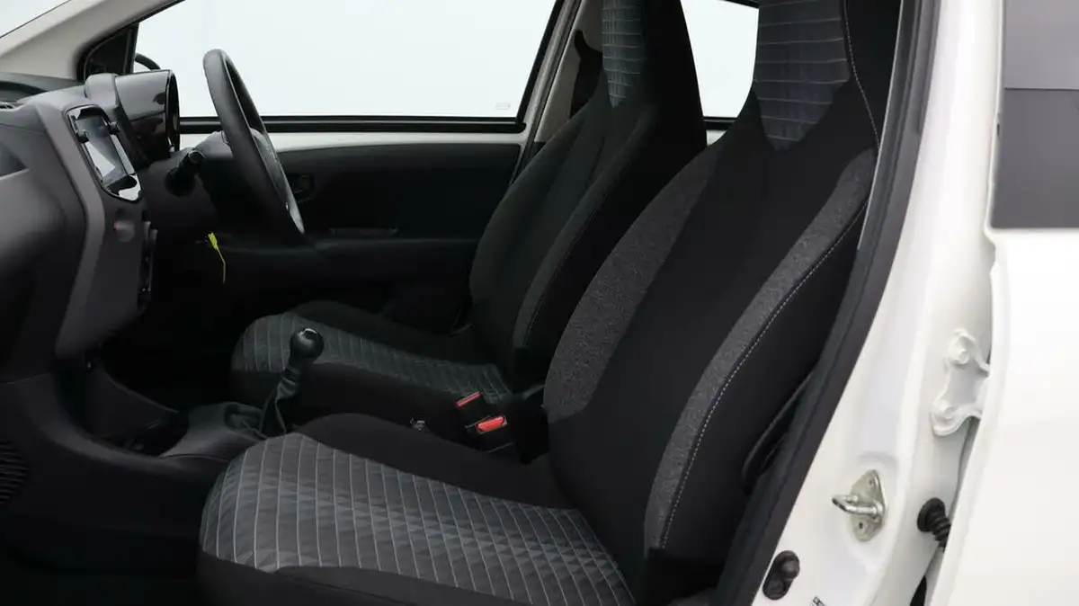 2021-peugeot-108-10-active-5d-big-13