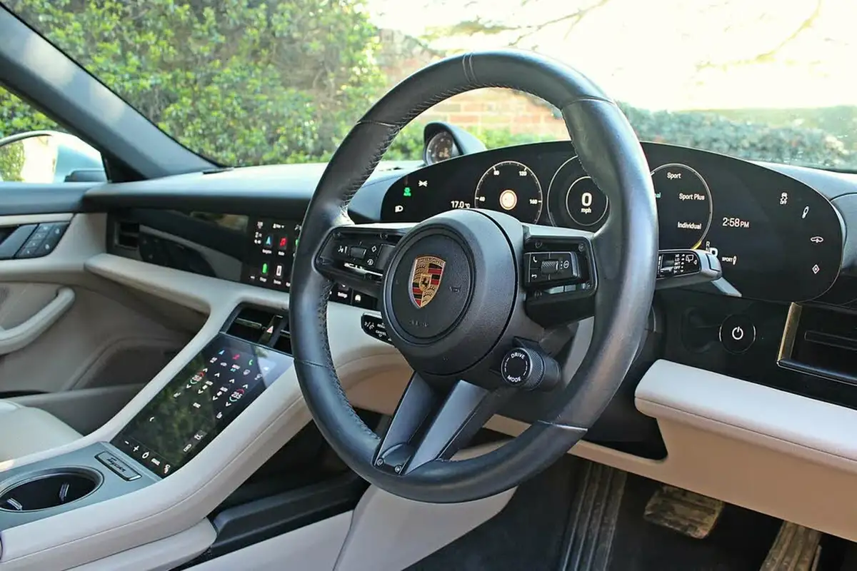 2022-porsche-taycan-e-4s-cross-turismo-big-13