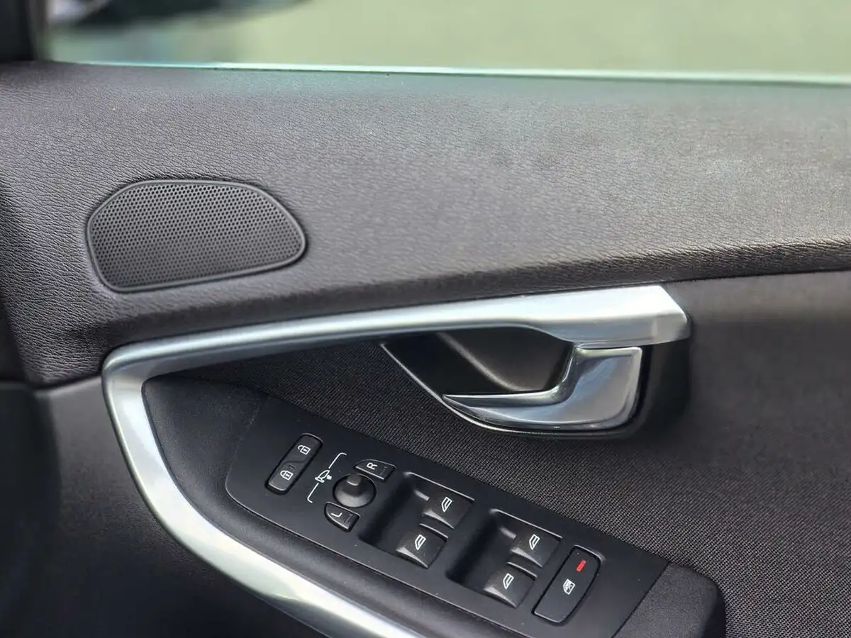 2014-volvo-v40-20td-d3-se-nav-big-48
