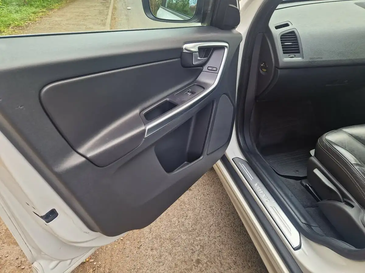 2013-volvo-xc60-24td-d4-r-design-163bhp-nav-geartronic-big-7