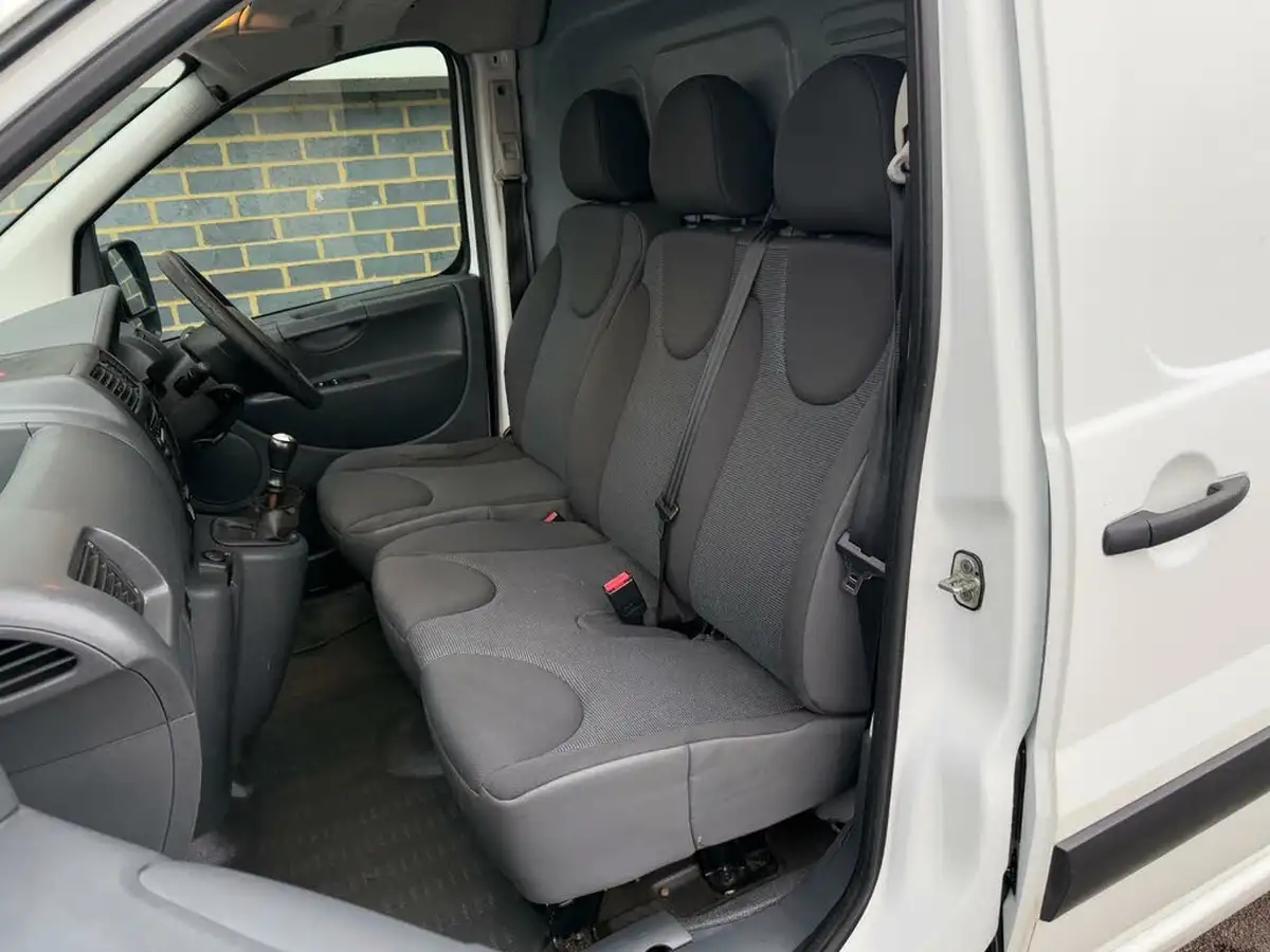 2016-citroen-dispatch-16td-enterprise-panel-big-24